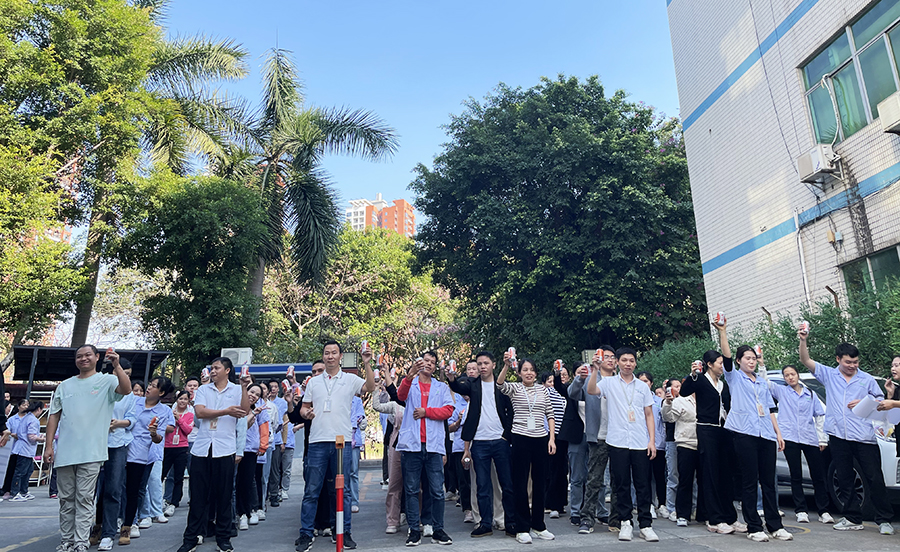 ”聚力同行 繩彩飛揚“~拔河比賽在午夜成人在线观看人的一聲聲呐喊助威中圓滿結束！